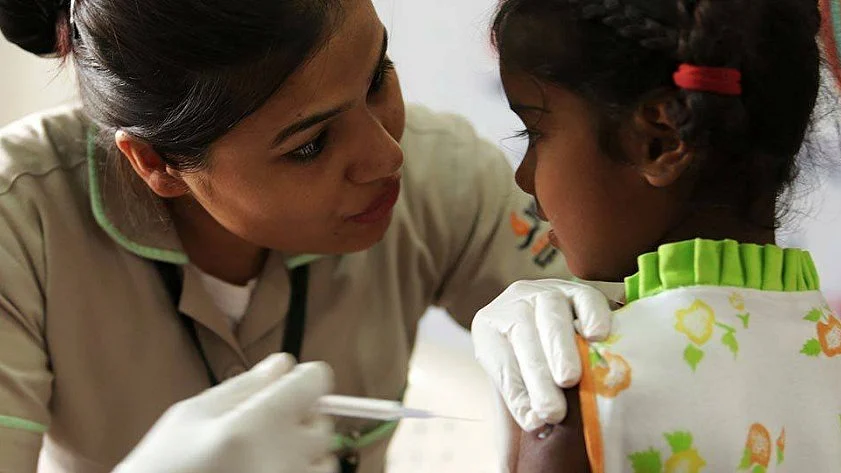 A health worker administers the vaccine to an infant in India. (Photo Courtesy: Facebook/<a href="https://www.facebook.com/itfordevelopment/photos/p.684557041752744/684557041752744/?type=1&opaqueCursor=AbpsPh1XFXG-p90brNM4R-hk_e3uZiMLcZfTpio37ROKVzWx2n3phsmBtE4FSM6y-YiI-DGHGZrRSmicne12oZWWrcqPtamV_Mp3VytSNoaFJ_MzVhXNJVRnuFNOerPN1mzVvKKN9xa6nViL7scDvd4eR2EyGn85HzSSk4X-bReEmglkCNJ2Nym5slhEeDFFdYO3ZuVfqbPqNXm0ja5ulrWnkFBlkPoR99nsO_7GMh7YUNCCkMgAOLTp0xMfRbsltmkPaWLCIEwpF_QZD9q_akyz-OcDHjs_3IRYGyAnASJTCvCN90shDIa6DAI-YbT0iDZyMZcVrfz1xtdUobasMKEANnAxV4PRTtIK93VAfSnl4FBoX6simSm3Yo9FYz9J27YY-qk5ktBndyJqFERX6uef&theater">I.T for Development</a>)