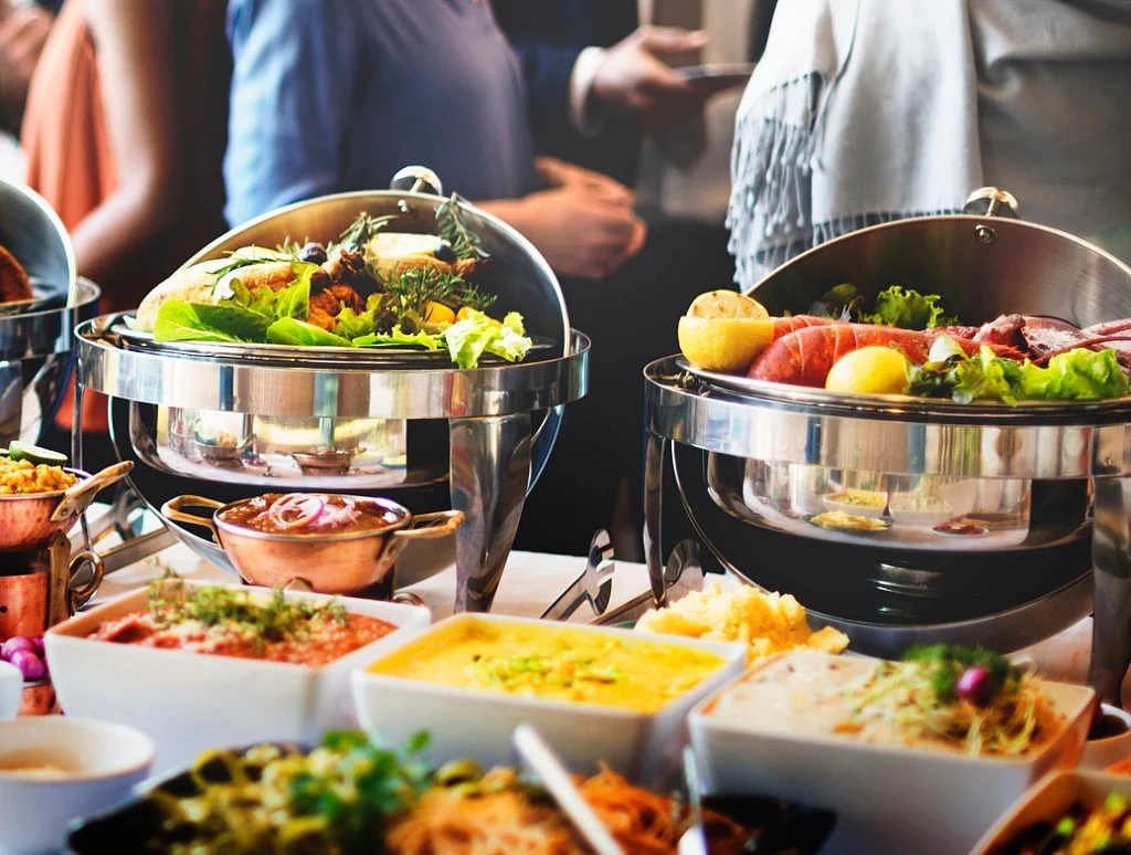 The low-oil dry vegetables are placed in front and the oily/cream/nut-based gravy vegetables at the back