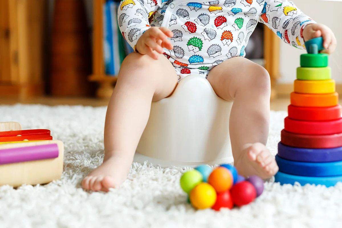 When using cloth diapers, babies are more aware of the wetness, and give clues of their discomfort.