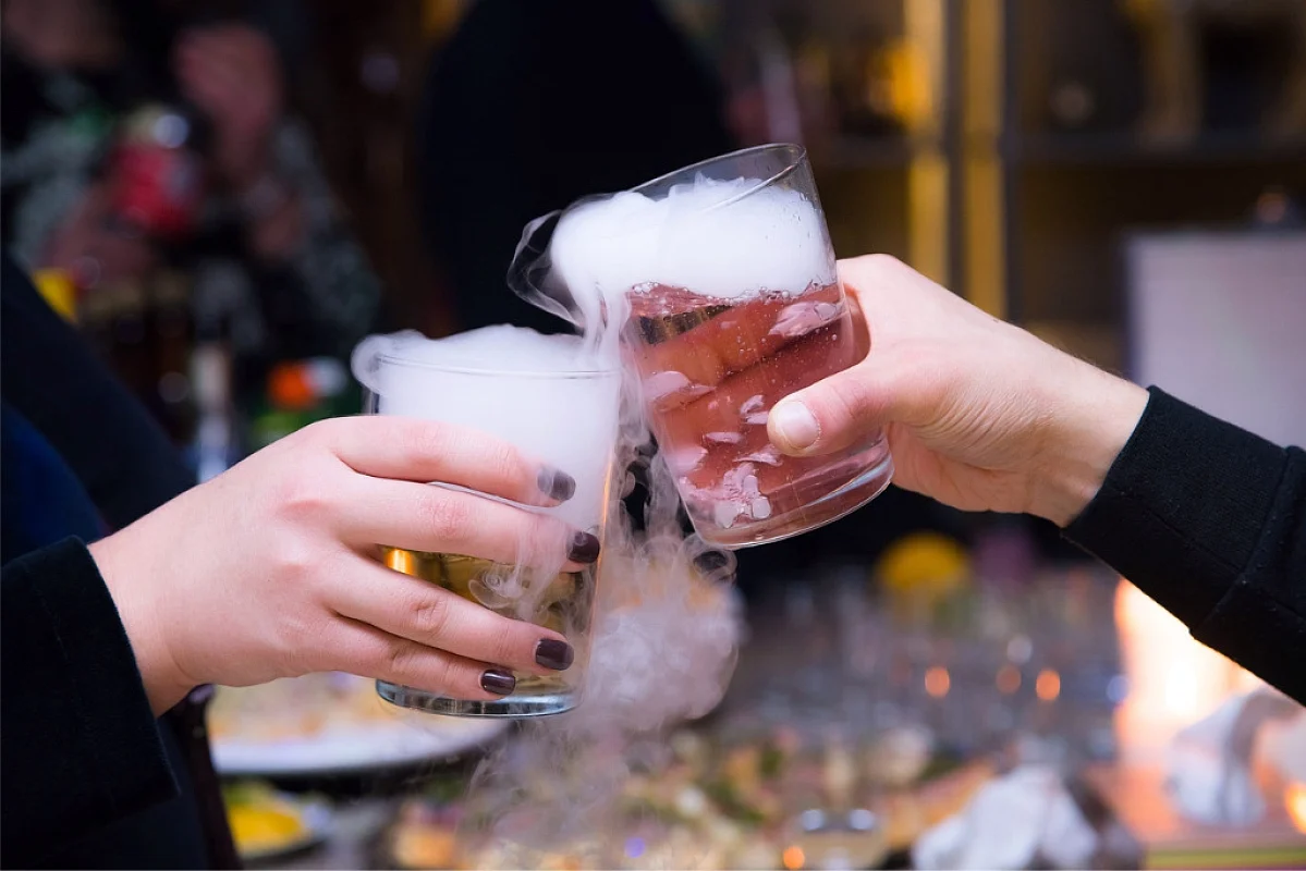 Dry ice in cocktai
