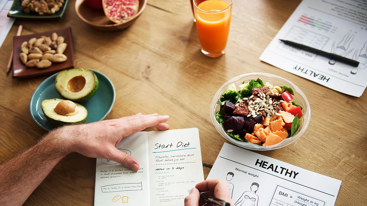 Researchers have found that eating a healthy diet may reduce the risk of acquired hearing loss.