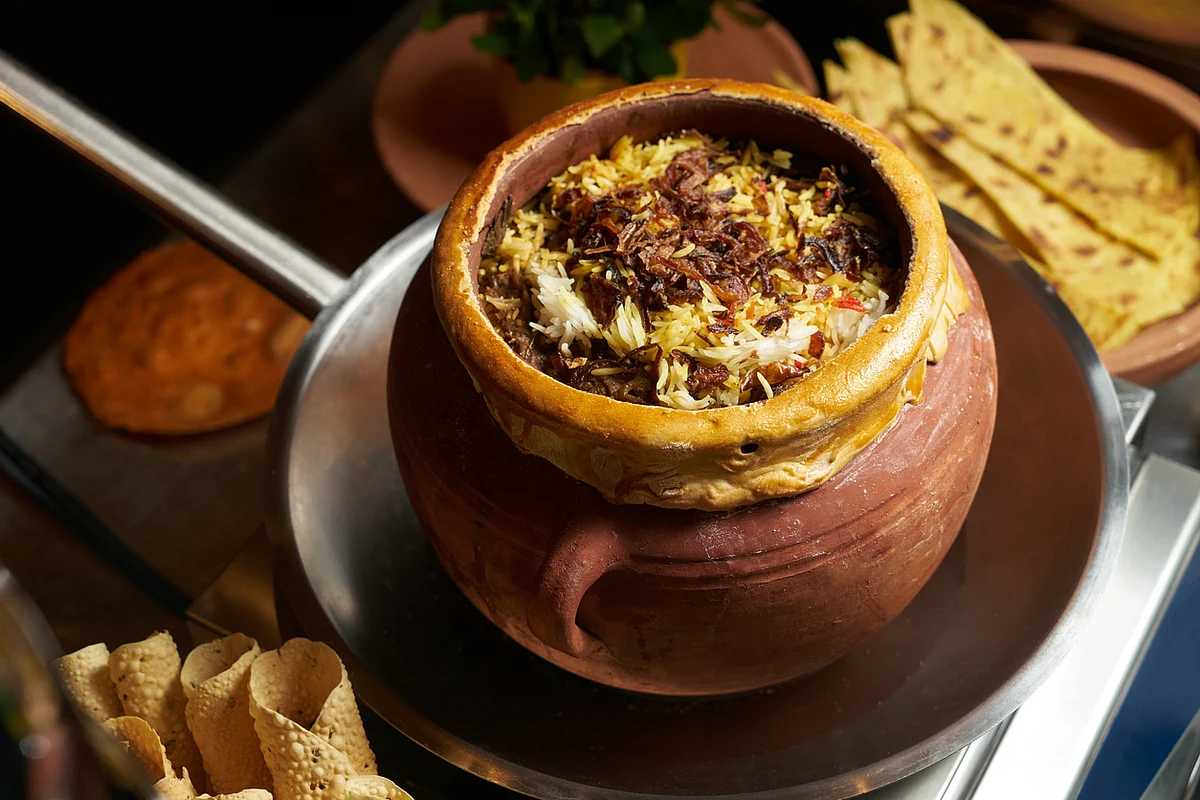 Season a claypot with oil.