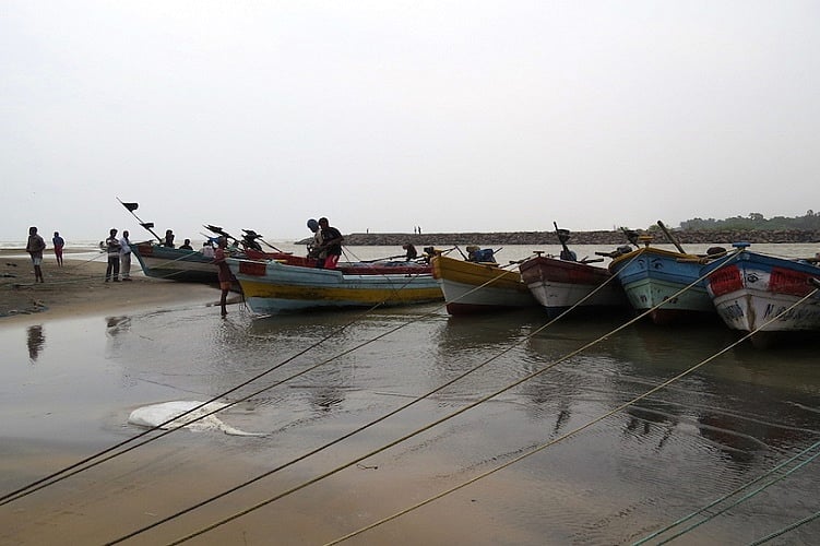 Tamil Nadu: Nine fishermen attacked and looted by Srilankan pirates - Vimarsana News