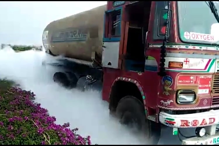 Liquid oxygen leaks onto highway in Andhra as speeding truck hits stationary tanker