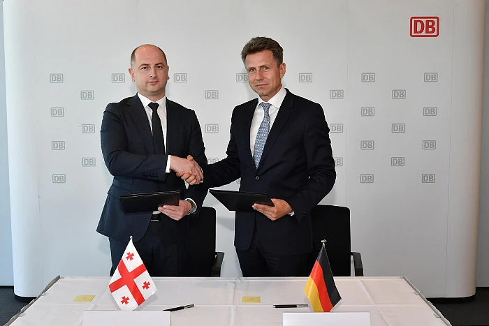 At the signing of the agreement in Berlin: David Peradze (left) and Alexander Doll (right)