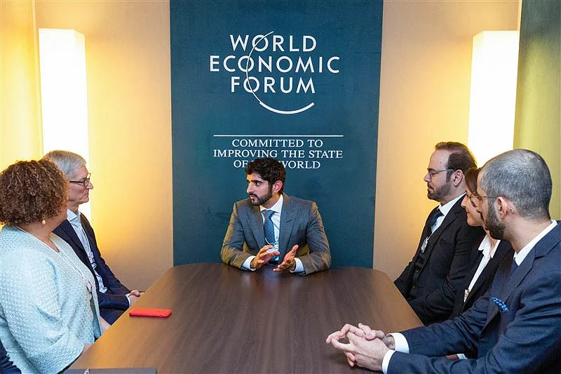HH Hamdan bin Mohammed in his meeting with the elite from Apple