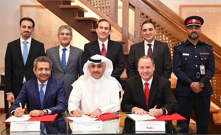 Minister of Transportation and Telecommunications and Bahrain Airport Company (BAC) Chairman Eng. Kamal bin Ahmed Mohammed, BAC Chief Executive Officer Mohamed Yousif Al Binfalah, and President of the FedEx Express Middle East, Indian Subcontinent and Africa (MEISA) region James R. Muhs signed the Letter of Intent.
