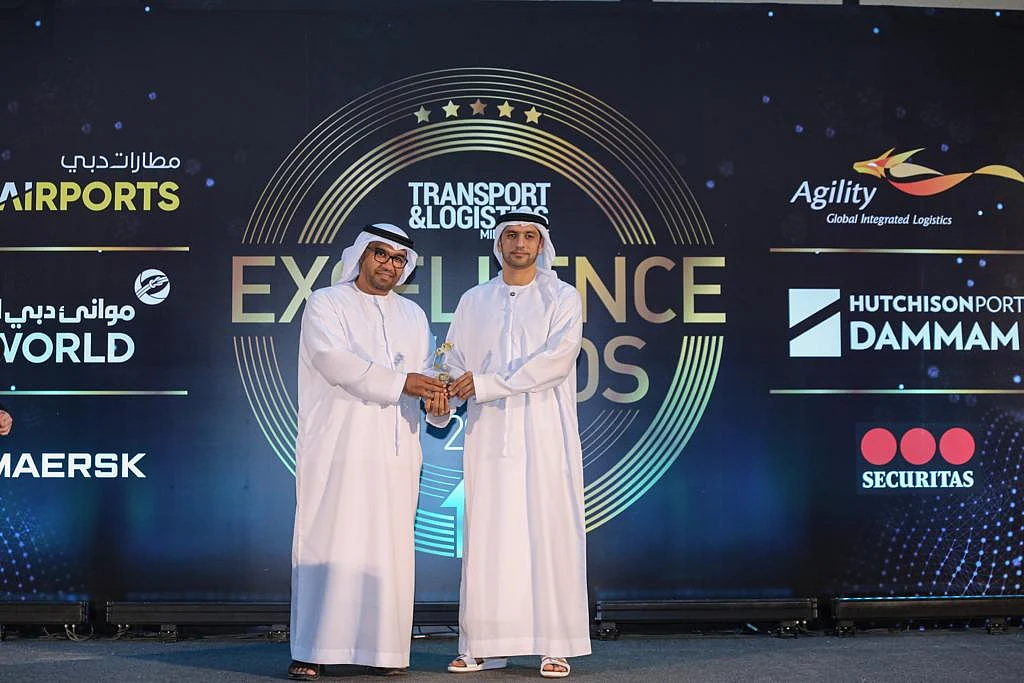 DP World representatives pick up another award