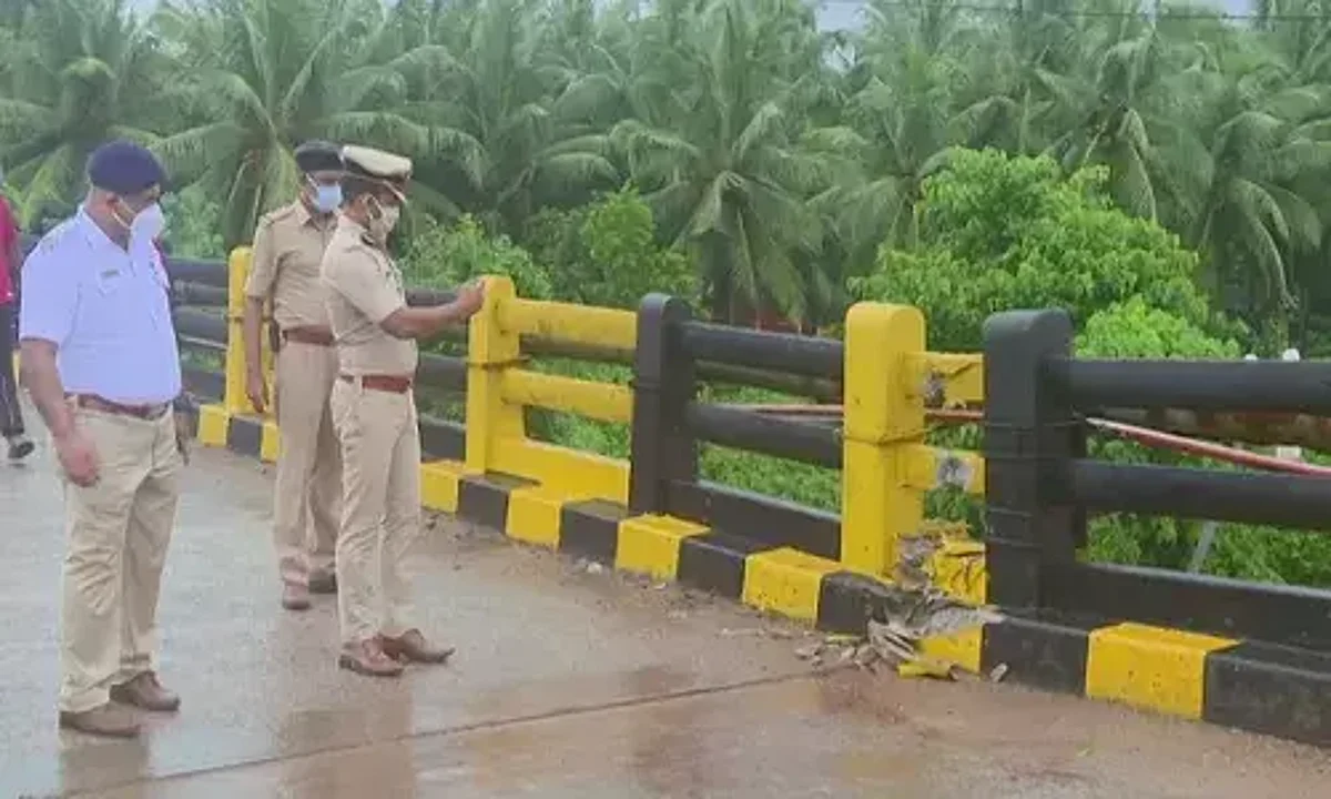 ಮಂಗಳೂರು ಏರ್ಪೋರ್ಟ್ ರಸ್ತೆ ಕುಸಿತ: ಸಂಚಾರ ಬಂದ್