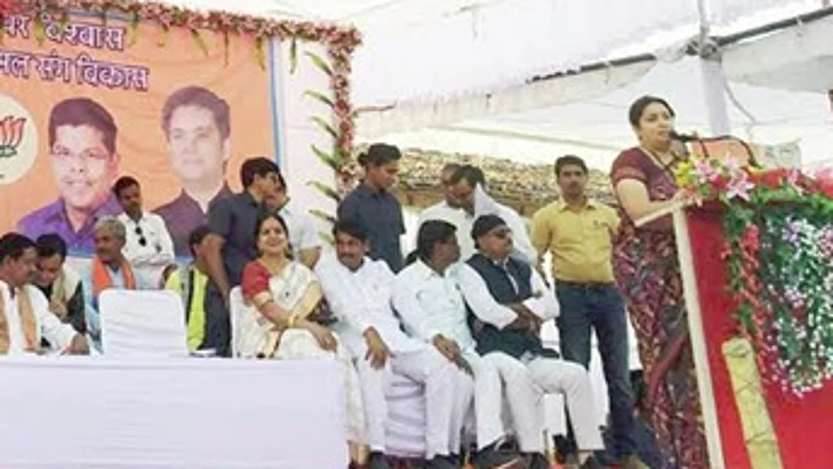 अमेठी में कपडे और मिठाई बांट रही स्मृति ईरानी ने कहां कांग्रेस सेनापतिविहीन