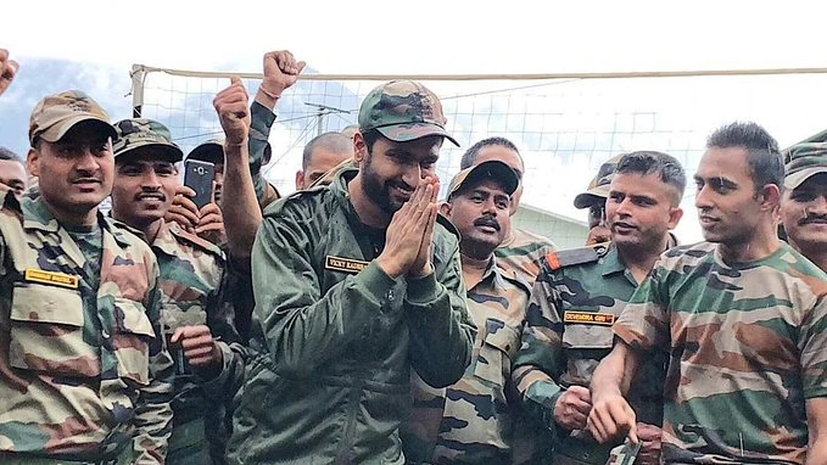धोनी के बाद सीमा पर पहुंचे विक्की कौशल, 14 हजार फीट की ऊंचाई पर सेना के साथ बिता रहे हैं समय