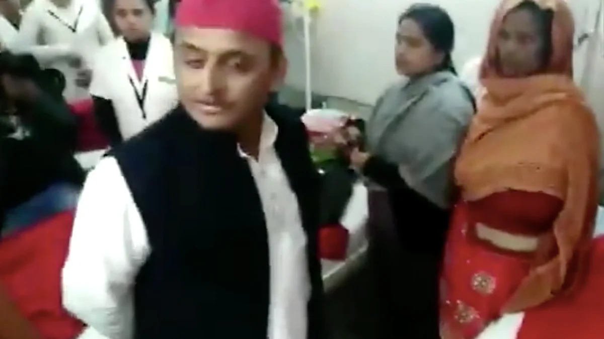 कन्नौज बस हादसा पीड़ितों से मिलने गए अखिलेश, अस्पताल पहुँच कर हुए लाल पीले, मेडिकल ऑफिसर को बुरी तरह लताड़ा।