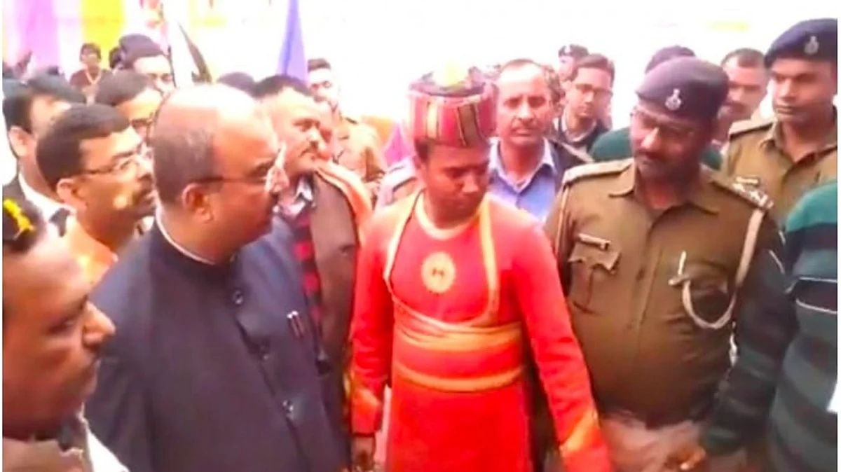 पुलिसकर्मी के द्वारा रोके जाने पर बिहार के स्वास्थ्य मंत्री का चढ़ा पारा, बोले इसे सस्पेंड कराइये।