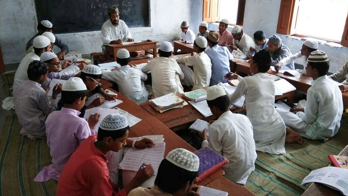 बच्चों को ड्रग्स लेना सीखा रहे मदरसे के शिक्षक।