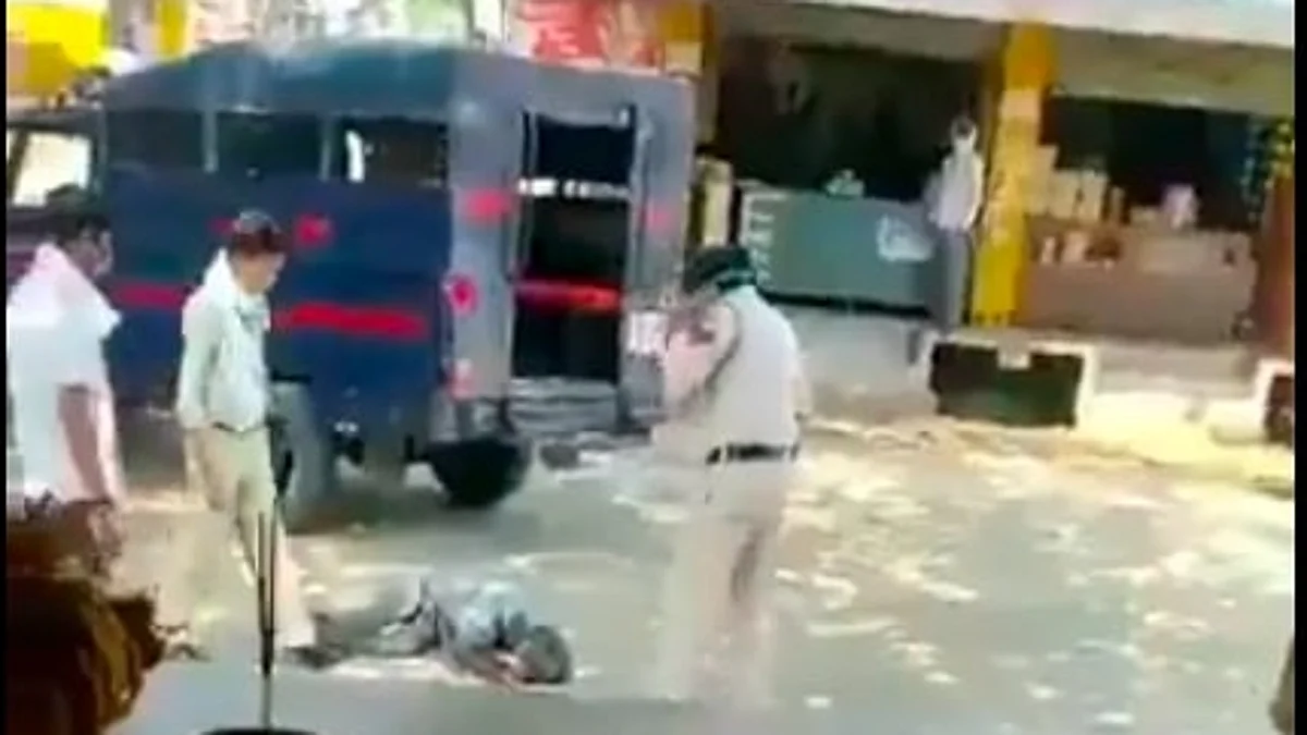 मध्यप्रदेश पुलिस का यह कैसा रूप, गरीब को मार-मार कर गिरा दिया।