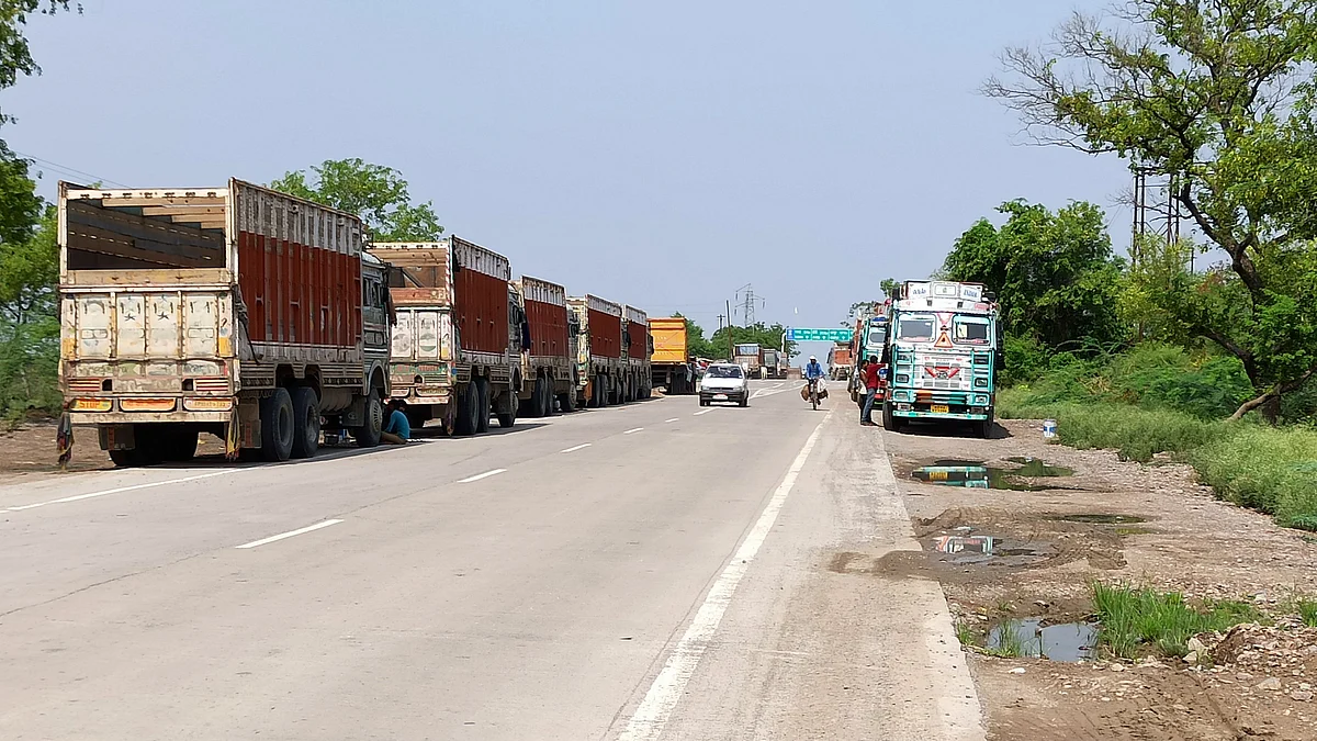 बाँदा बाईपास में हाइवे के दोनो किनारे खड़े हुए ट्रक हादसों को दावत दे रहे है