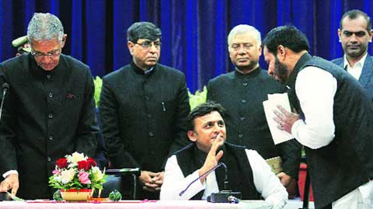 सपा विधायक की गाड़ी में टक्कर लगने पर रिक्शा चालक को मार-मार कर किया अधमरा