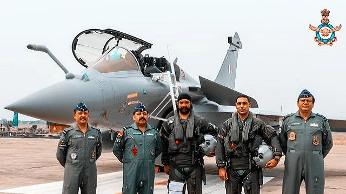राफेल जैसे ही भारतीय सीमा में आया तो आईएनएस ने करारा स्वागत किया तो राफेल ने भी जबरजस्त जवाब दिया