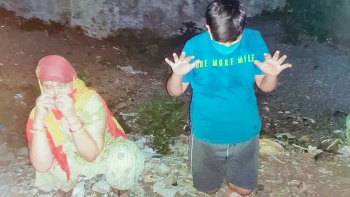 घुटनों पर बैठा हुआ बच्चा समाज से कुछ सवाल करता है !