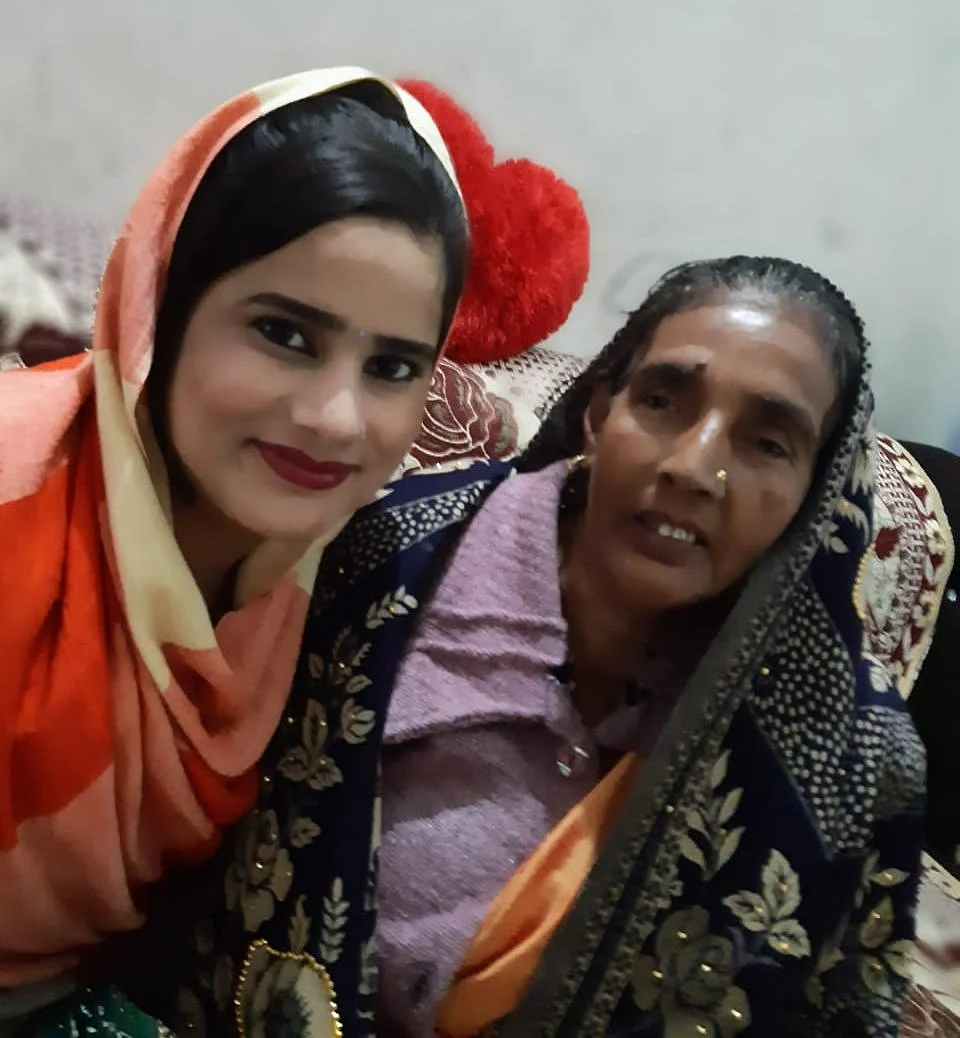 शमशाद की माँ के साथ प्रिया