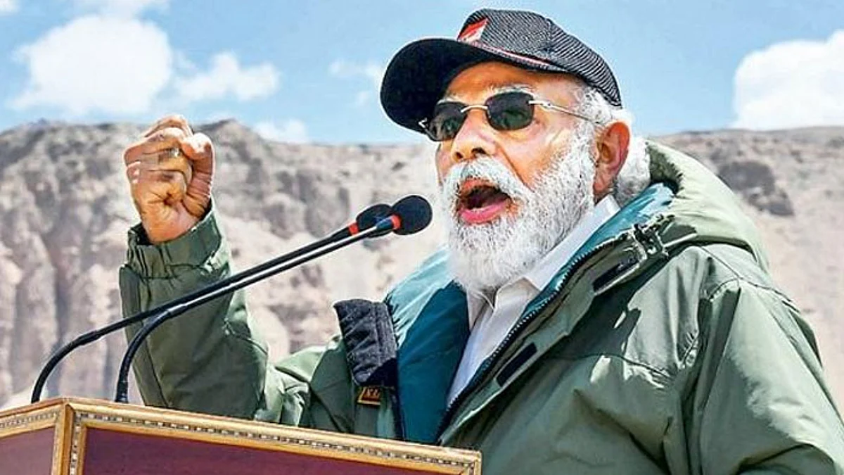 सीमा पर पीएम मोदी का अचानक पहुँच जाना सामान्य बिल्कुल नहीं है।