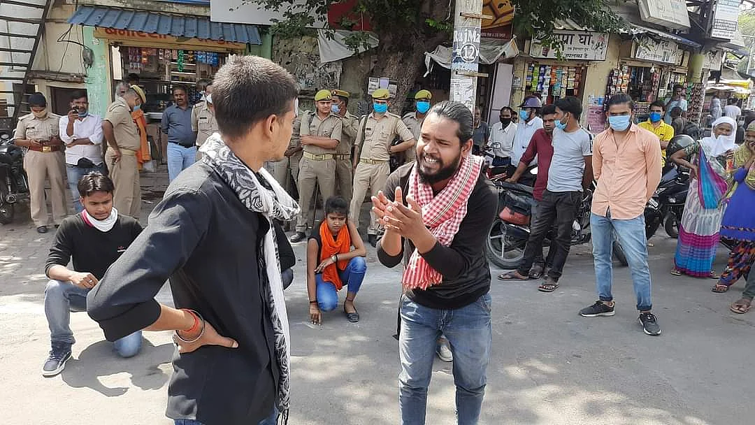 झांसी विश्वविद्यालय के छात्र नुक्कड़ नाटक करते हुए