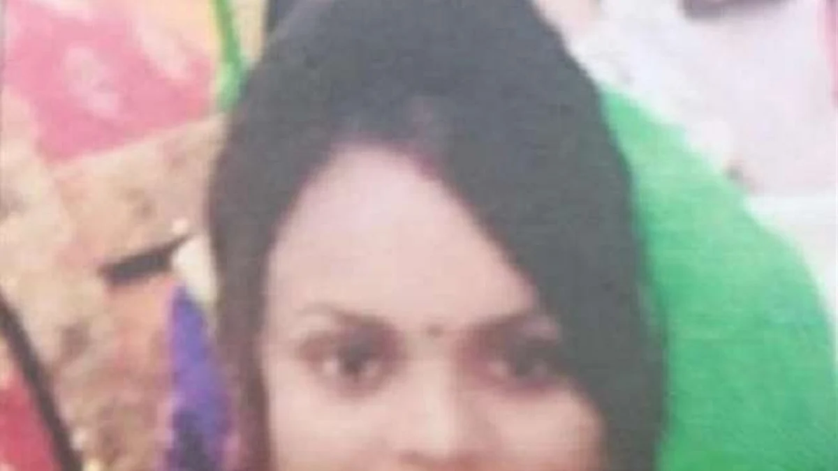 महिला ने युवती को चाकू से गोदा, खून से सने चाकू को लेकर पहुंची थाने