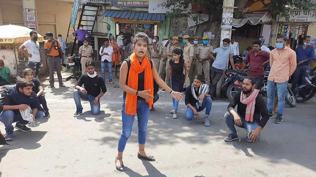 उत्तर प्रदेश में हो रहे बलात्कारों के विरोध में छात्रों ने किया नुक्कड़ नाटक