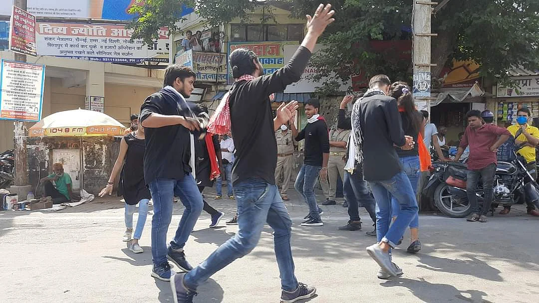 झांसी विश्वविद्यालय के छात्र नुक्कड़ नाटक करते हुए