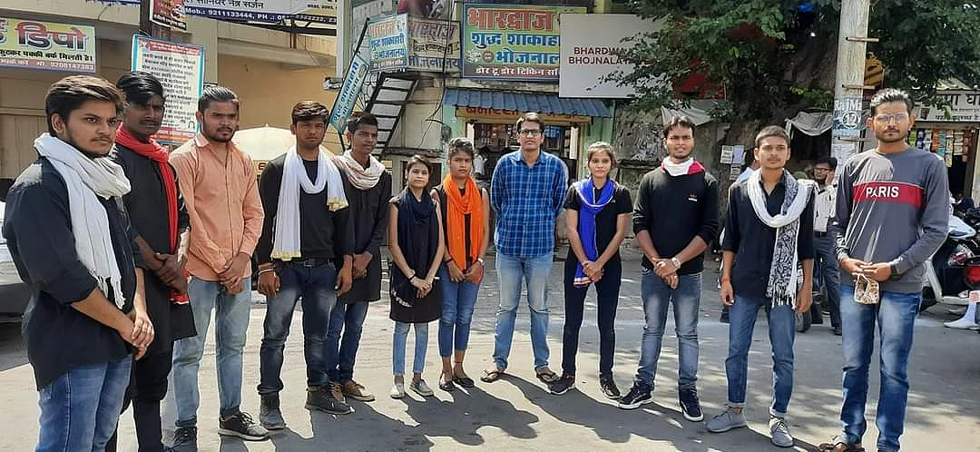 झांसी विश्वविद्यालय के छात्र नुक्कड़ नाटक करते हुए