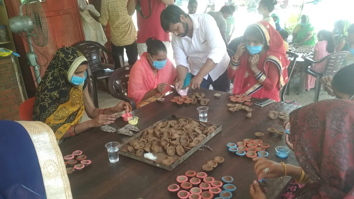 चायनीज माल पर भारी पड़ता गाय का गोबर, महिलाएं बना रही गाय के गोबर से देशी दीए