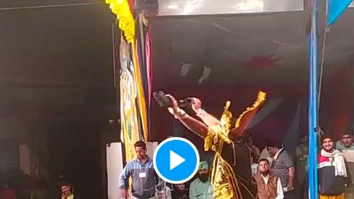 ये कैसी रामलीला रावण बंदूक लिए टहल रहे हैं, लोगों ने कहा पंजाबी रावण भंगड़ा करता है