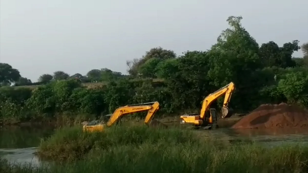 बाँदा जिले में रेत माफिया का कहर, बहते पानी से निकाली जा रही है रेत