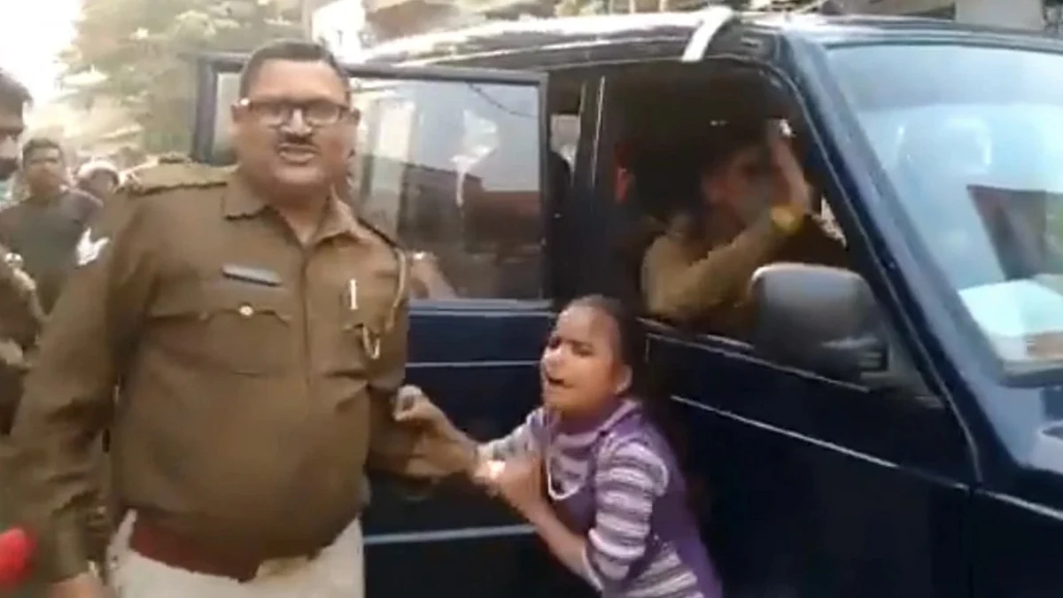 माफ करिये लेकिन पुलिस का यह रूप बालमन में आक्रोश के बीज बोता है