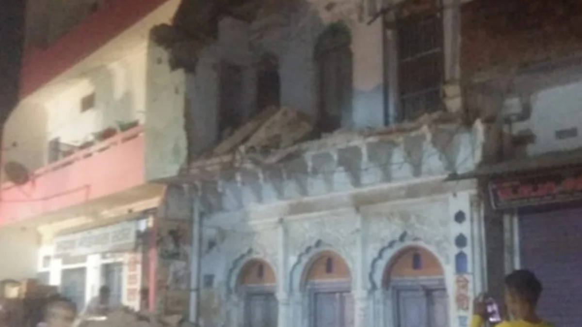 बाँदा में भरभराकर गिरी बेहद पुरानी बिल्डिंग, कार और बाइक हुई चकनाचूर