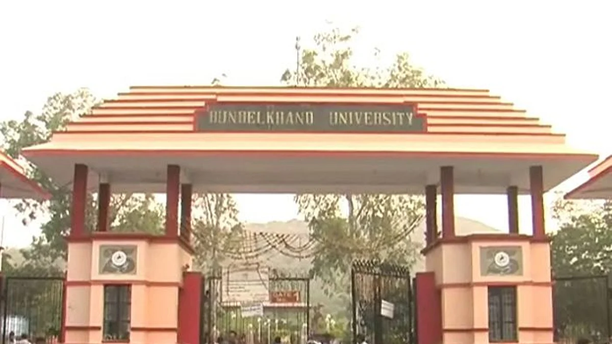 बुंदेलखंड विश्वविद्यालय के ऊपर छात्रों ने लगाए लूट खसोट के आरोप