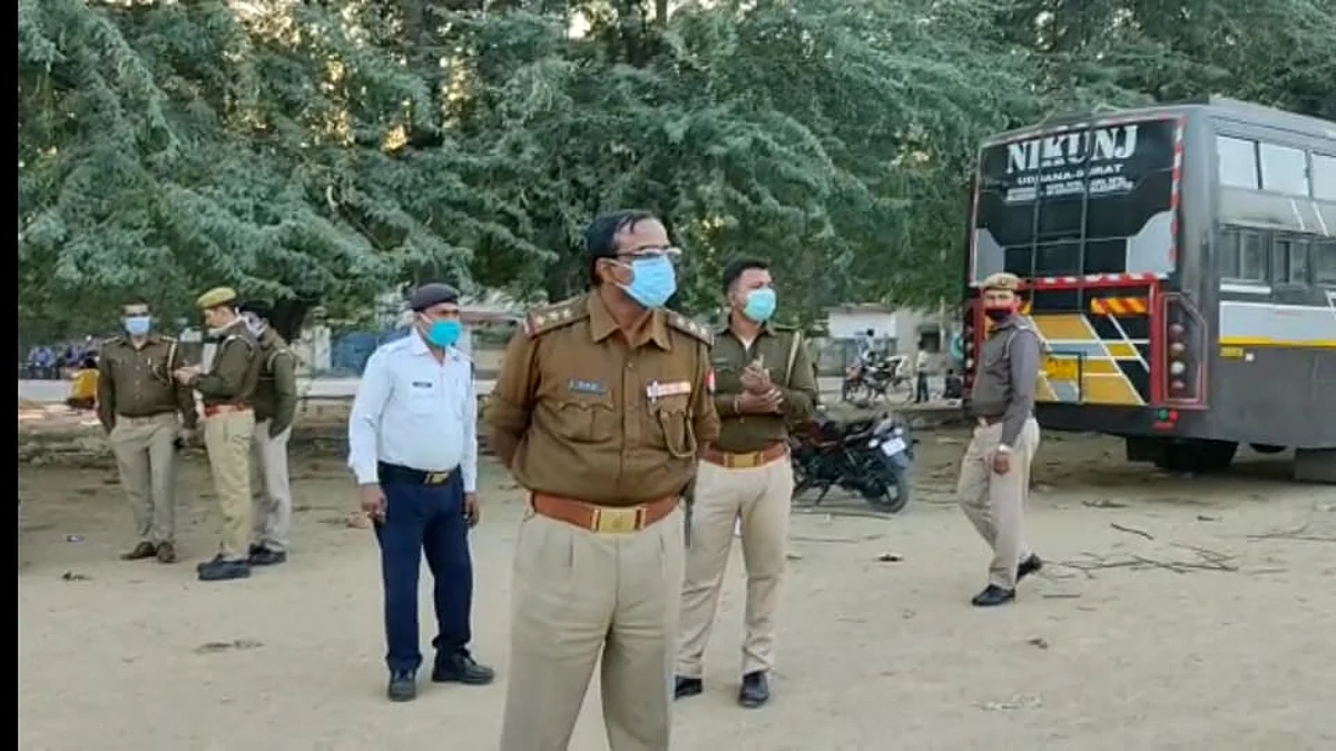 सड़क किनारे अतिक्रमण के ऊपर गिरी एसपी बाँदा की गाज, बसों के हुए जमकर चालान