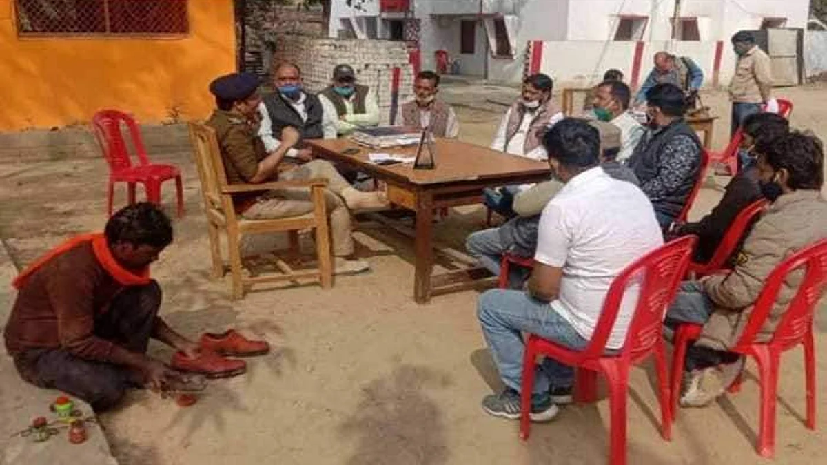 फरियादी पर साहब ने दिखाई वर्दी की हनक, समस्या निवारण के बजाय थमाए जूते