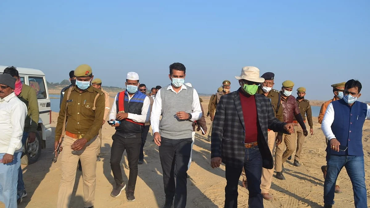 बाँदा जिले के बेंदा घाट में जिलाधिकारी का छापा, खनन मफियाओं में मचा हड़कंप