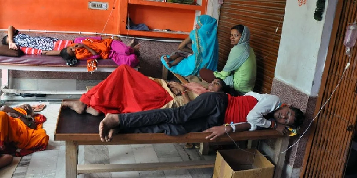 निजी अस्पताल के बाहर इलाज कराते लोग.
