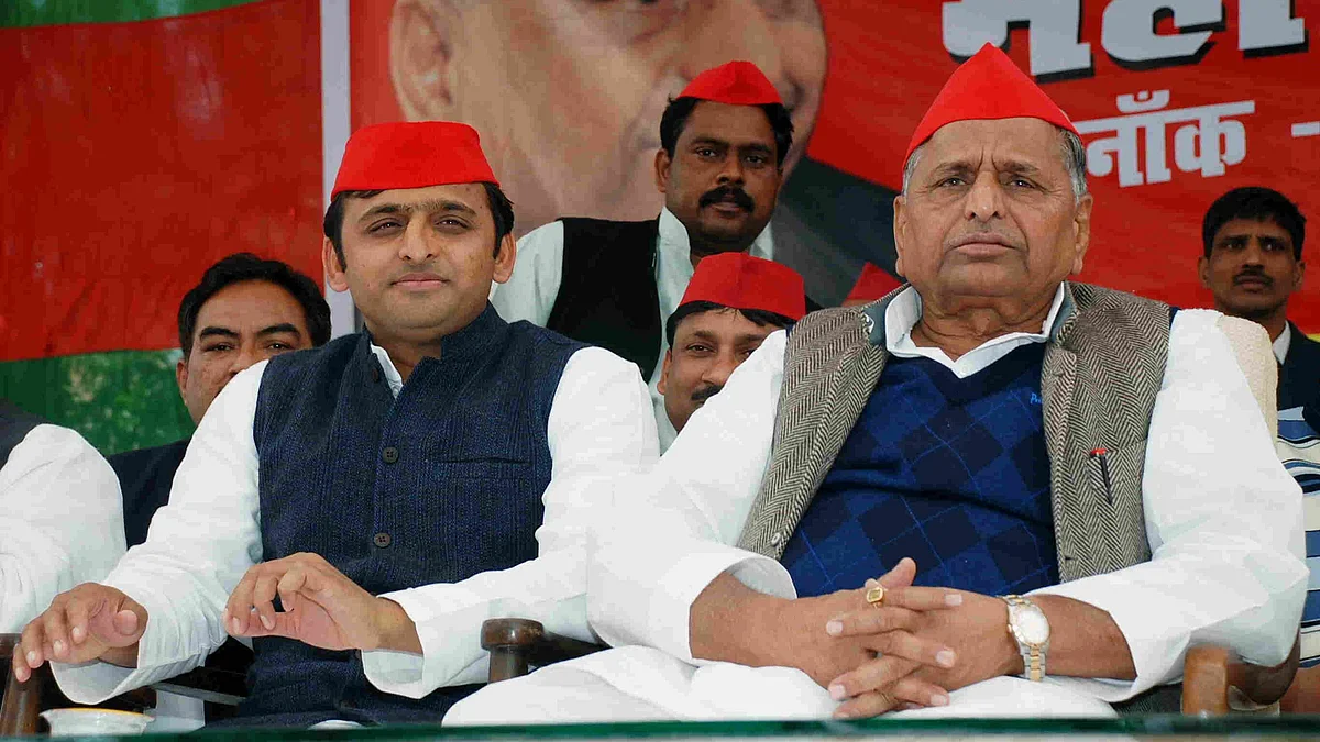 मुलायम सिंह यादव के साथ अखिलेश यादव