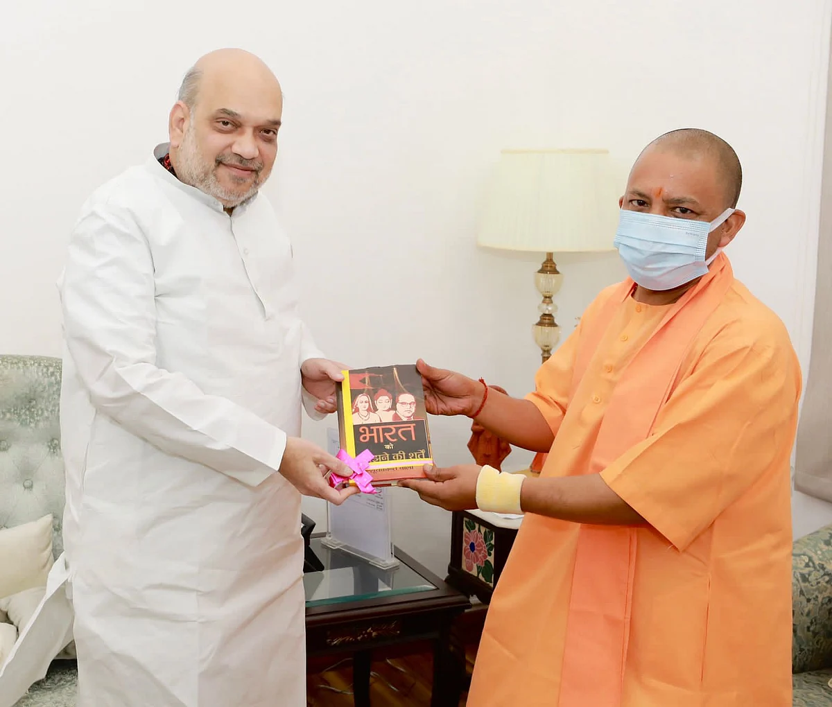 उत्तर प्रदेश के मुख्यमंत्री योगी आदित्यनाथ ने गृह मंत्री अमित शाह से मुलाकात की