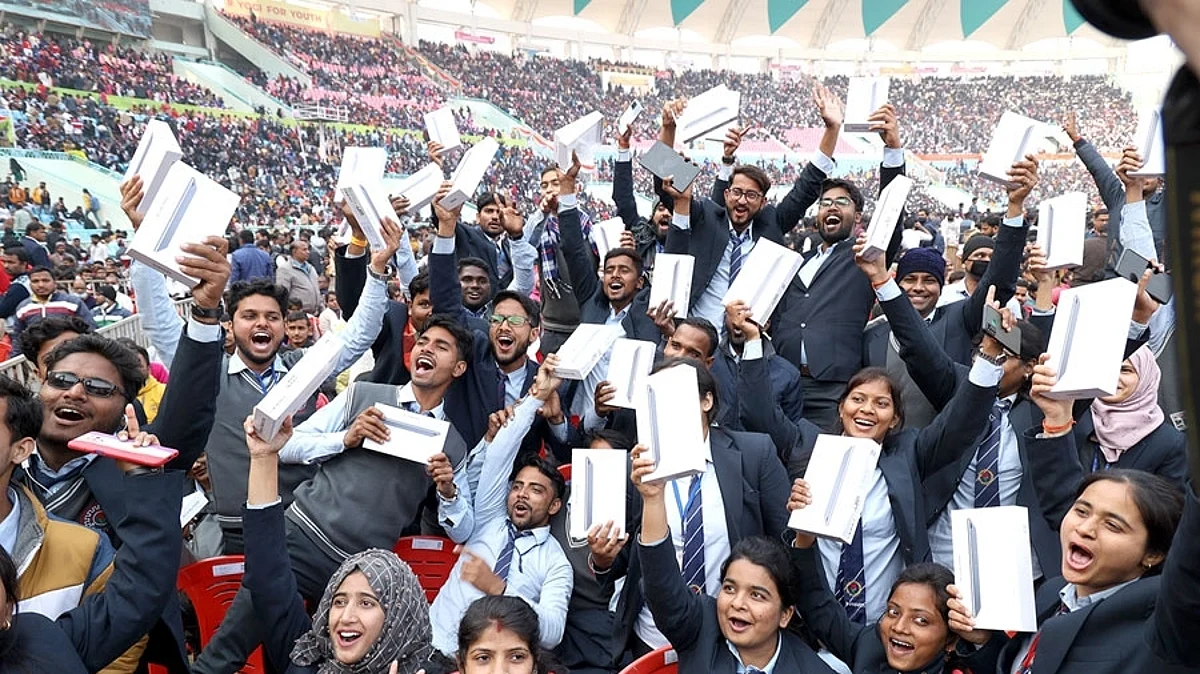 योगी 2.0: 9 लाख स्टूडेंट्स को मिलेंगे टैबलेट, स्मार्टफोन, जानें सरकार ने की क्या तैयारी