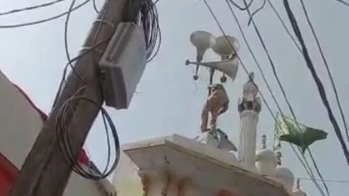 जौनपुर: आदेश का पालन कर रहे लोग, धार्मिक स्थलों पर लगे अतिरिक्त लाउडस्पीकर उतरने हुए शुरू