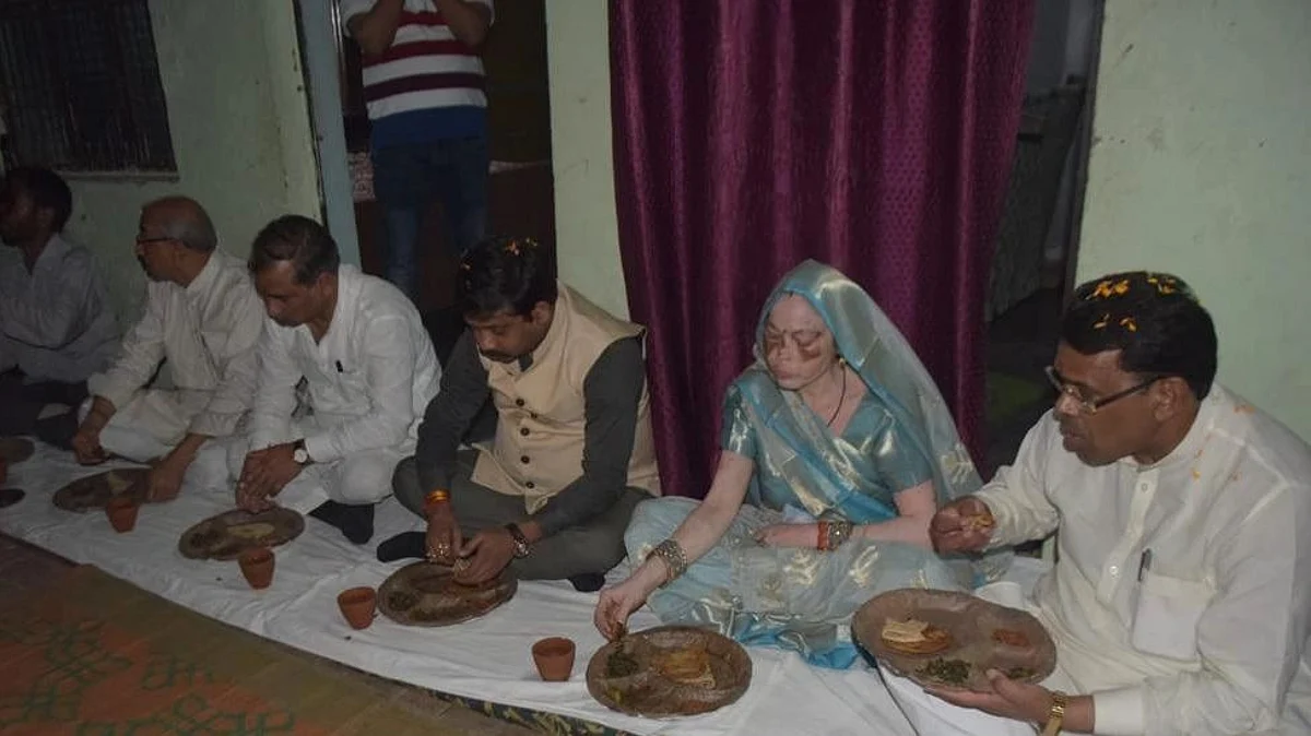 जनता का मूड जानने बरेली पहुंचे कैबिनेट मंत्री नंदी, जमीन पर बैठ दलित के घर किया भोजन