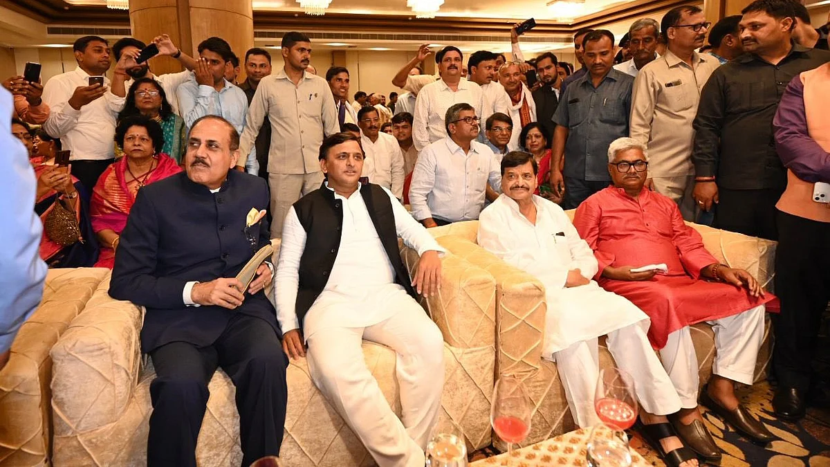 तल्खियों के बीच शादी समारोह में एक साथ दिखे अखिलेश और शिवपाल, साथ बैठे, पर बात नहीं हुई