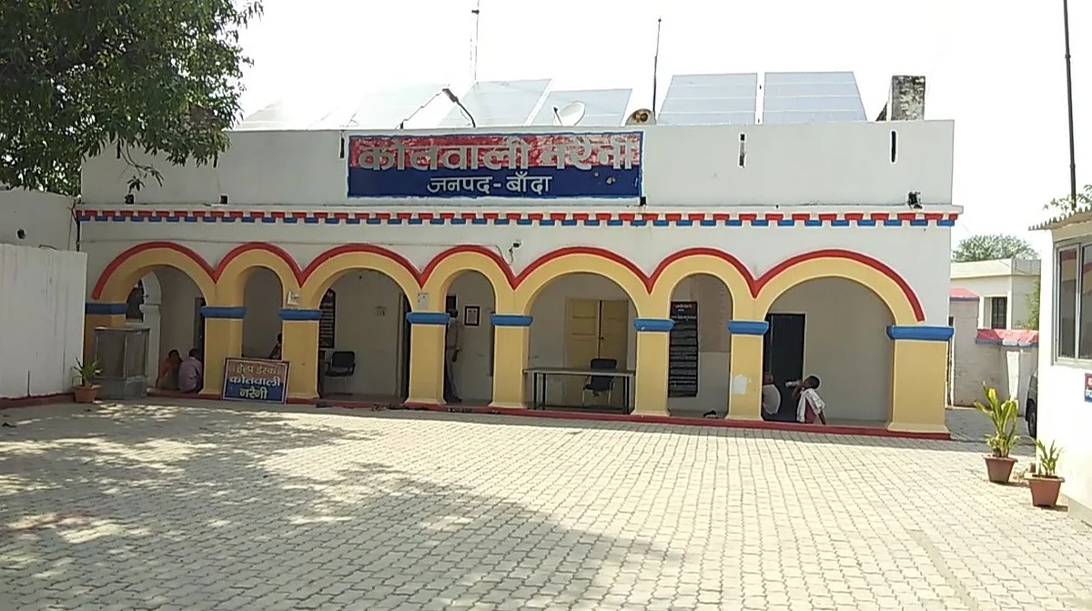 बांदा: कोतवाली में भिड़े SHO और दारोगा, बरसाईं एक दूसरे पर लाठियां, जानें पूरा मामला