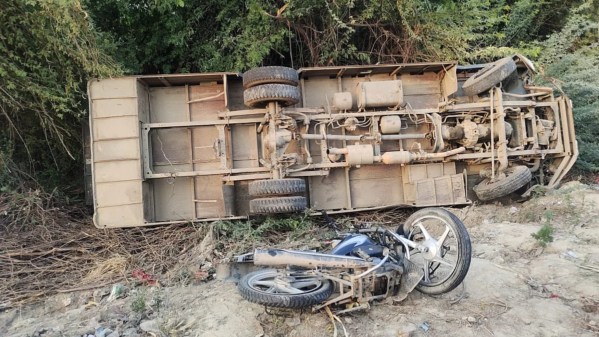 हरदोई में भीषण हादसा, मिनी बस की टक्कर से एक ही बाइक पर सवार मां-बेटी समेत 4 की मौत