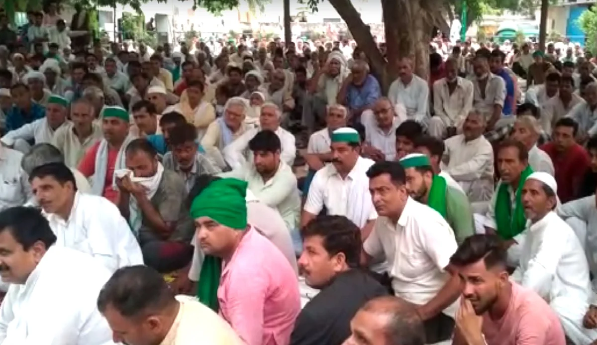 माइक से मारने-स्याही फेंकने के मामले में टिकैत ने बताई पूरी घटना, इधर सिसौली में हुई बैठक