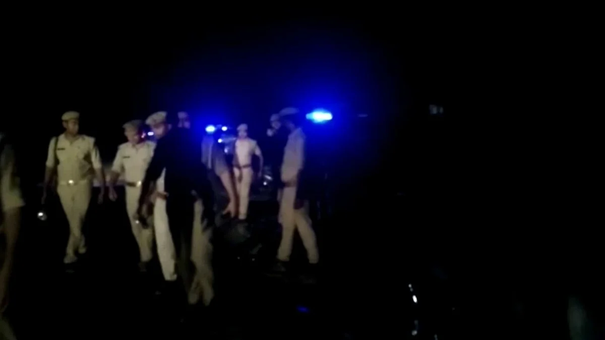 बांदा: शादी में जा रहे बाइक सवार तीन युवकों को अनियंत्रित ट्रक ने कुचला, सभी की मौत